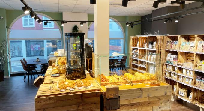 Die Theke mit Gebäck und ein Blick in den modernen Dorfladen Herzstück in Mering.