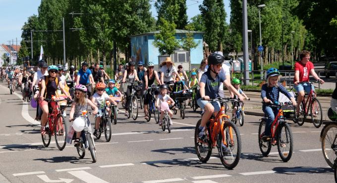 Radfahrer auf einer Augsburger Straße bei der Fahrraddemo der Kidical Mass.