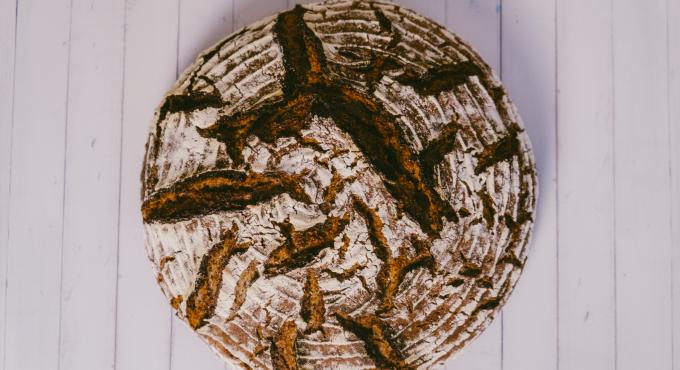Frisches Brotlaib von via bakery, Foto Dominik Kneißl