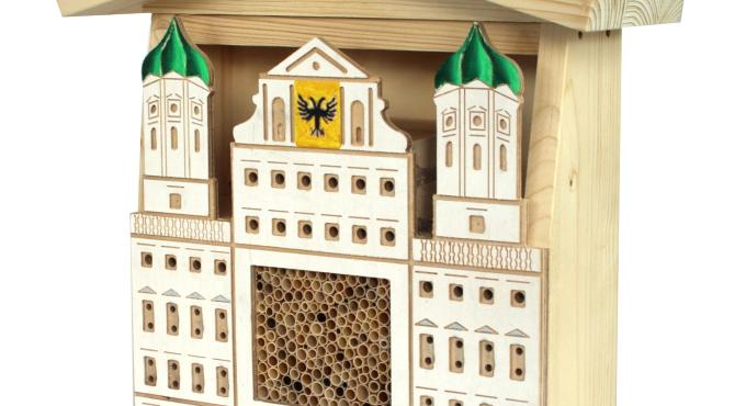 Ein Wildbienenhotel der MutMacherMenschen in Form des Augsburger Rathauses.