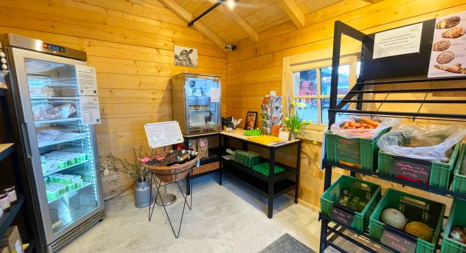 Der Verkaufsraum des SB-Häuschen der Alte Schäferei - Bioland-Hof Förg in Bergheim. Foto: Sylvia Schaab