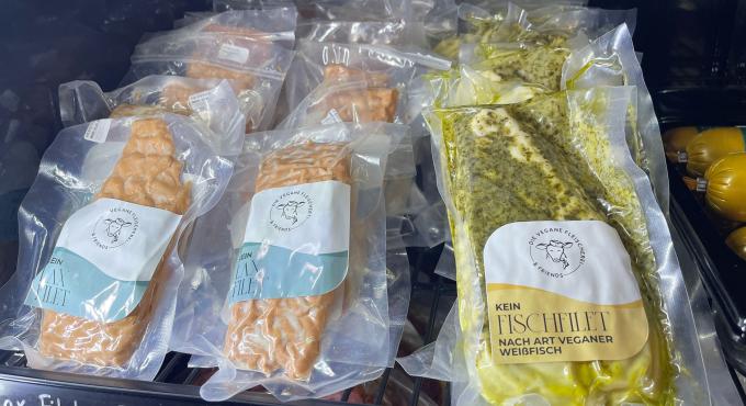akuumverpackte vegane Produkte „Kein Lax Filet" und „Kein Fischfilet nach Art veganer Weißfisch" der Veganen Fleischerei im Kühlregal.
