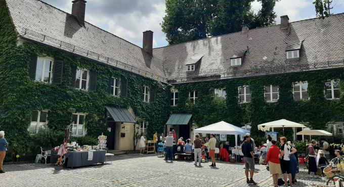 Altes Rathaus Göggingen mit Stadtbücherei und Bürgerbüro