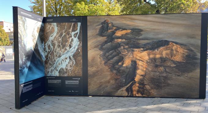 Ausstellung Terra Extract von Tom Hegen, Motiv: Lithiumgewinnung. Foto: Torsten Mertz