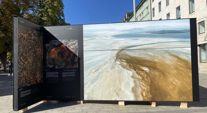 Ausstellung TERRA EXTRACT von Tom Hegen - Themenwand Wasserverschmutzung. Foto: Torsten Mertz
