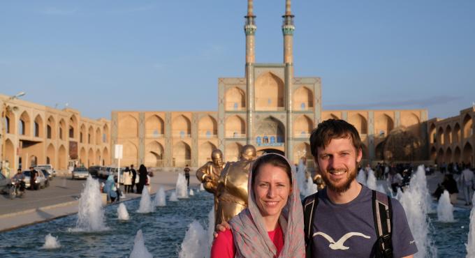 Wir zwei am Meydan-e Amir Chaqmaq im Herzen der iranischen Stadt Yazd. Hergereist ohne den Boden unter den Füßen verloren zu haben. Foto: einszweifrei