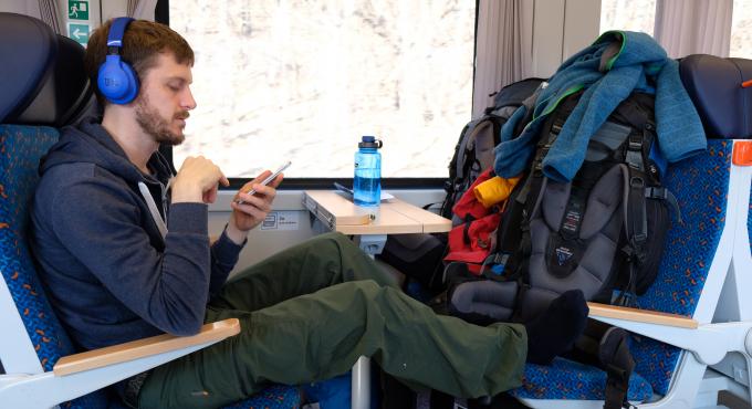 Zug- und Busfahrten können praktisch genutzt werden: schlafen, aus dem Fenster schauen, Russisch lernen, einen Blogartikel schreiben… Foto: Leo Sibeth
