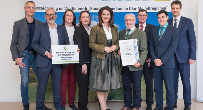 Verleihung des Titels "Ökomodellregion Stadt.Land.Augsburg" im Mai 2019 durch die Bayerische Landwirtschaftsministerin Michaela Kaniber (Mitte). Foto: Seyfarth