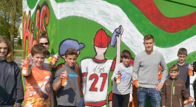 Unter der Anleitung des Graffiti Verein „die Bunten e.V.“ gestalteten neun Jugendliche des FCA-KidsClub gemeinsam mit dem FCA-Stürmer Alfred Finnbogason ein swa Häuschen.  Foto: swa / Thomas Hosemann