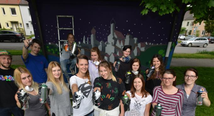 Zu dem Thema Stadt, Land Fluss haben zwölf Student*innen der Fachakademie Maria Stern ein Technikgebäude der swa in der Wolframstraße gestaltet. Foto: swa / Thomas Hosemann