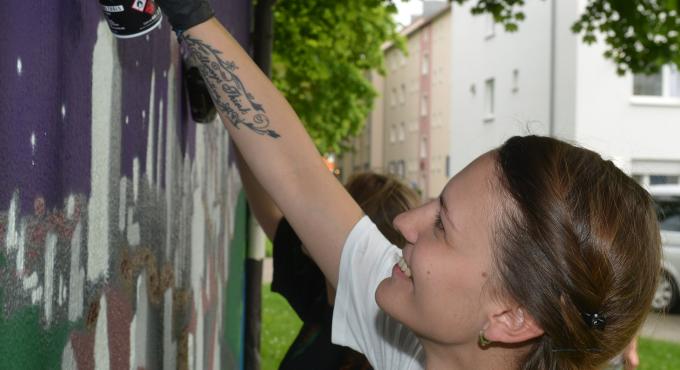 Zu dem Thema Stadt, Land Fluss haben zwölf Student*innen der Fachakademie Maria Stern ein Technikgebäude der swa in der Wolframstraße gestaltet. Foto: swa / Thomas Hosemann