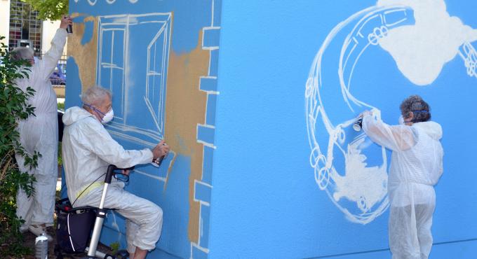 Senior*innen des Sparkassen-Altenheims wirken mit beim swa-Graffiti-Projekt. Foto: swa