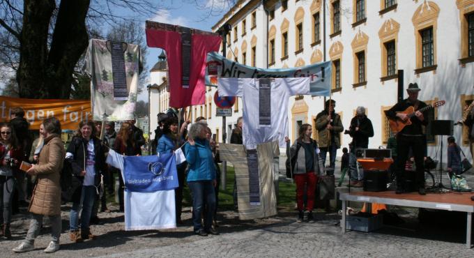 XXXL- Wir tragen fair. Diese Aktion der Iller-Lech-Weltläden erhielt bei der Ethical Fashion Week Berlin die Auszeichnung "Spitze Nadel 2017". Foto: Werkstatt Solidarische Welt