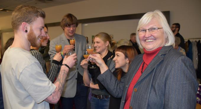 Augsburg kocht - Buchpräsentation, Fotograf Thomas Lecheler (links), Foodfotografin Eda Zeh (2. von rechts) und Roswitha Kugelmann (rechts). Foto: Cynthia Matuszewski