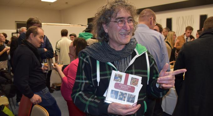 Fikret Yakaboylu vom Kulturcafé Neruda bei der Präsentation des Buches &quot;Augsburg kocht&quot;. Foto: Cynthia Matuszewski