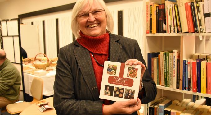 Roswitha Kugelmann vom Sozialkaufhaus contact in Augsburg bei der Präsentation des Buches &quot;Augsburg kocht&quot;. Foto Cynthia Matuszewski