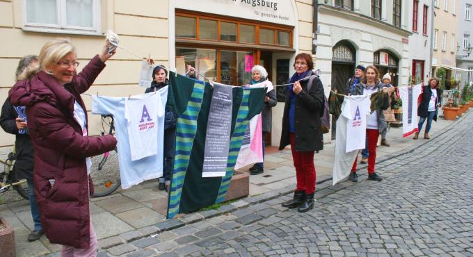 "Augsburg zieht an" Textil-Aktionstag 2017 in Augsburg für faire, ökologische und nachhaltige Kleidung. Foto: Werkstatt Solidarische Welt