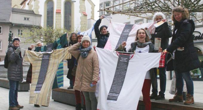 XXXL- Wir tragen fair. Diese Aktion der Iller-Lech-Weltläden erhielt bei der Ethical Fashion Week Berlin die Auszeichnung "Spitze Nadel 2017". Foto: Werkstatt Solidarische Welt