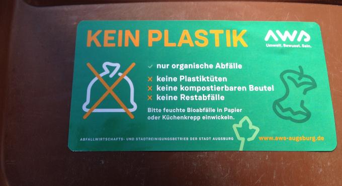 Augsburg, AWS, Abfallwirtschafts- und Stadtreinigungsbetrieb, Biomüll, Mülltrennung, Fehler beim Mülltrennen, Biomüll Kampagne, Kompost, Dünger, organische Abfälle, Sticker, Biomülltonnensticker