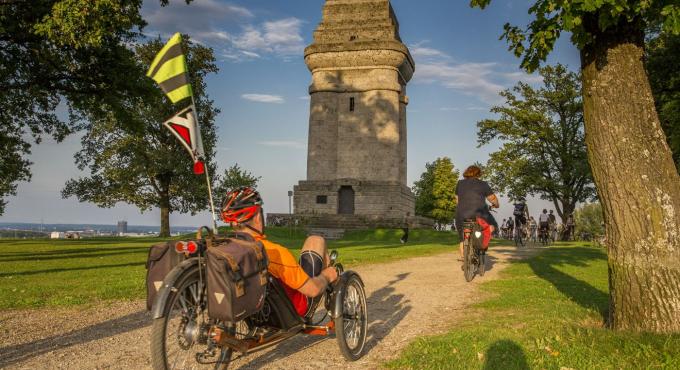 Der Bismarckturm mit seiner grandiosen Aussicht auf Augsburg und vielen gruen Stellen für ein Picknick. Foto: Norbert Liesz