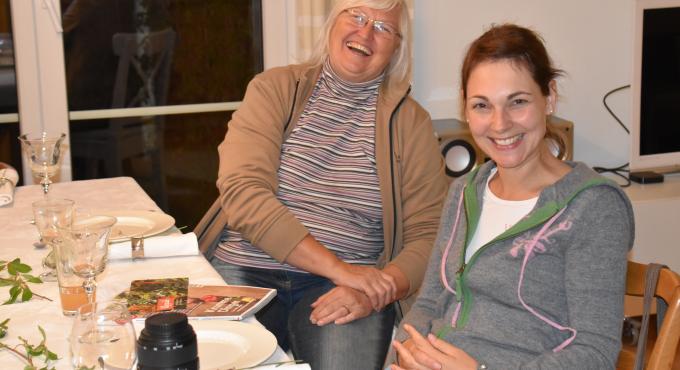 Das Lifeguide-Team kocht für das Kochbuch "Augsburg kocht". Zu Gast: Roswitha Kugelmann und Ann-Kathrin Glania-Bunea vom Sozialkaufhaus contact (v.l.) Foto: Cynthia Matuszewski