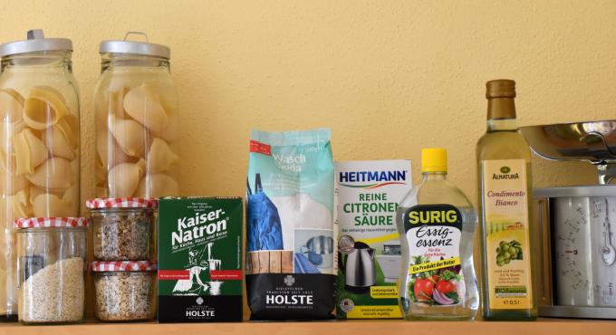Plastikfasten: Mit den Alleskönnern Soda und Natron und den Kalklösern Essigessenz und Zitronensäure lässt sich jeder Frühjahrsputz gut bewältigen. Foto: Cynthia Matuszewski