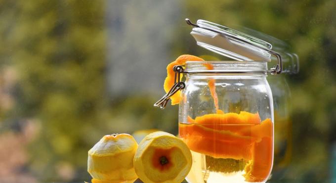 Mit Zitrusschalen putzen, Putzmittel selbst herstellen, platikfrei putzen, Foto: Cynthia Matuszewski