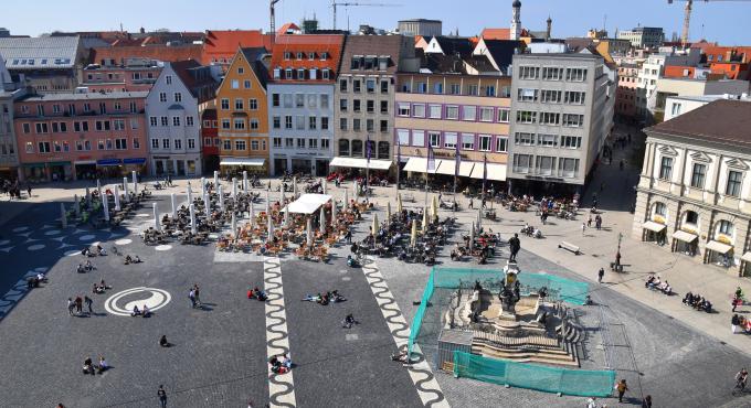 Rathausplatz Augsburg, Augsburg, Treffpunkt, urbanes Leben, Foto: Cynthia Matuszewski
