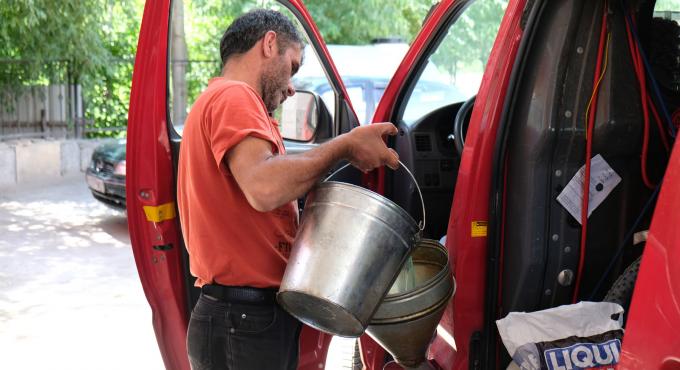 Wer mit dem Auto in entlegenen Regionen unterwegs ist, muss oft Tankstellen suchen und seine Tankfüllungen gut planen. Foto: Sebastian Ohlert und Leonore Sibeth