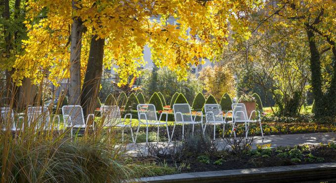 Hofgarten, Augsburg, kostenloser Ort, Barock, Rokkoko, Bücherschrank, Oase in der Stadt, Erholung, Ruhe, Grün in der Stadt, Foto: Norbert Liesz