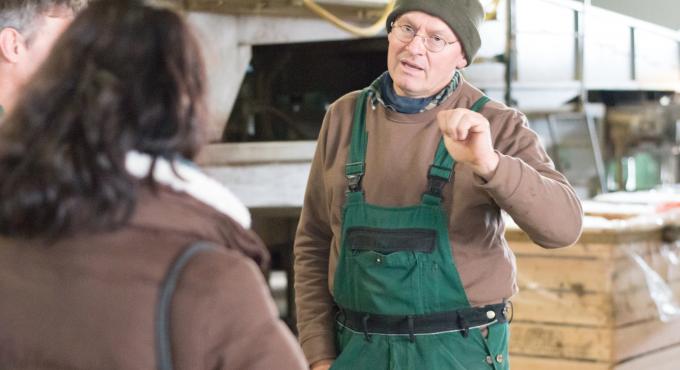 Landwirt Scharnagl im Gespräch (Bild: Regine Laas)