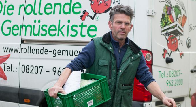 Der Fahrer der rollenden Gemüsekiste, Christian Schuster, bei der Auslieferung (Bild: Regine Laas)