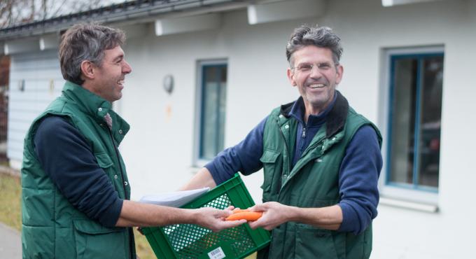 Geschäftsführer Haas-Hübsch von der rollenden Gemüsekiste in Augsburg mit dem Fahrer Christian Schuster (Bild: Regine Laas)