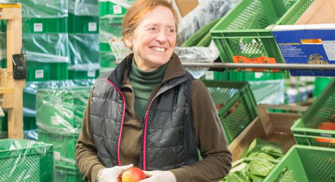 Karola Hirschler im Warenlager der rollenden Gemüsekiste (Bild: Regine Laas)