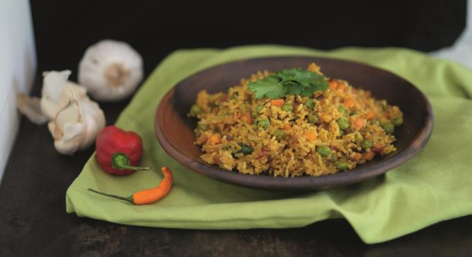 Kokosreis - ein veganes Gericht aus Uganda, vorgestellt von Anita in dem Kochbuch "Home in a Bowl". Foto: Karin Wehle.