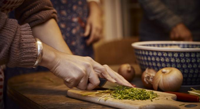 Schnittlauch in feine Röllchen schneiden: Das Lifeguide-Team kocht für das Kochbuch "Augsburg kocht". Foto: Eda Zeh