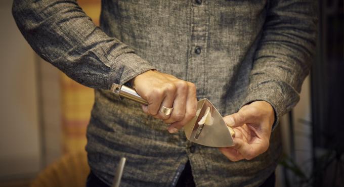 Parmesan hobeln: Das Lifeguide-Team kocht für das Kochbuch "Augsburg kocht". Foto: Eda Zeh