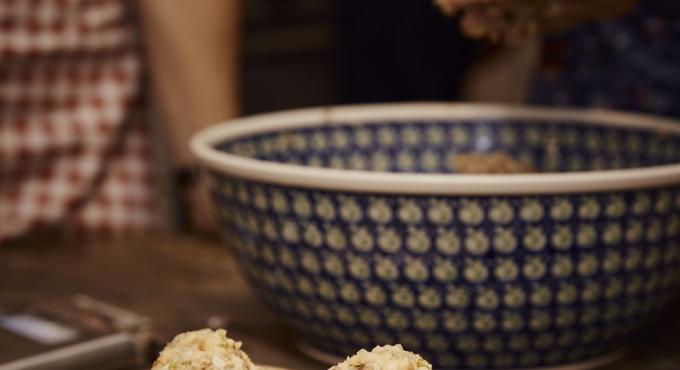 Knödel formen: Das Lifeguide-Team kocht für das Kochbuch "Augsburg kocht". Foto: Eda Zeh