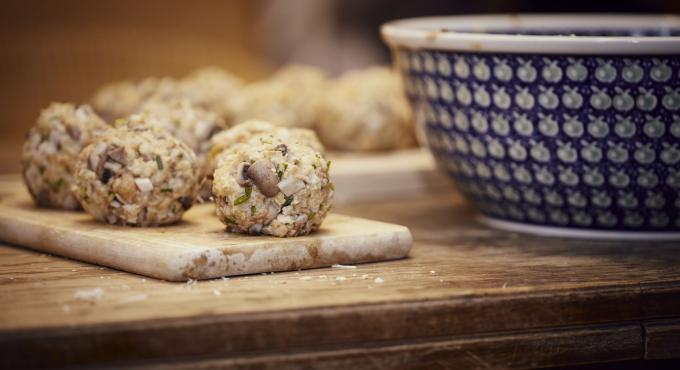 Knödel formen: Das Lifeguide-Team kocht für das Kochbuch "Augsburg kocht". Foto: Eda Zeh