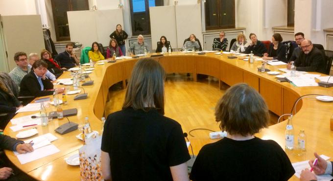 Drei Schülerinnen des Augsburger Holbein-Gymnasiums und Mitglieder der Bewegung Fridays for Future treten vor den Augsburger Nachhaltigkeitsbeirat und halten einen bewegende Rede für Umweltschutz und Nachhaltigkeit. Foto: Cynthia Matuszewski