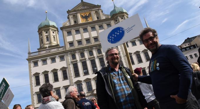 Norbert Pantel (links) und Thomas Hecht von der Lokalen Agenda 21 in Augsburg bei der Demonstration Fridays for Future in Augsburg. Foto: Cynthia Matuszewski