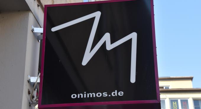 Onimos bietet Slow Fashion in Augsburg: Second Hand, Vintage und faire Label. Foto Cynthia Matuszewski