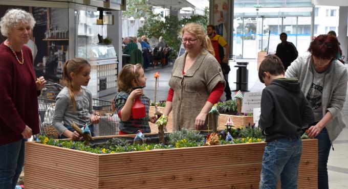 Augsburg, Lebensraum Schwabencenter, Wohnzimmer im Schwabencenter, Pflanzaktion, Foto Cynthia Matuszewski