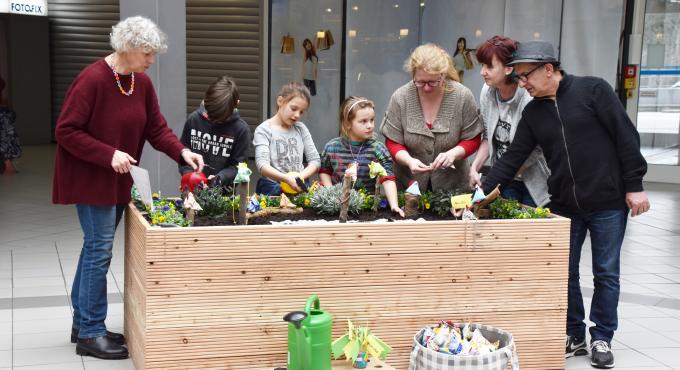 Augsburg, Lebensraum Schwabencenter, Wohnzimmer im Schwabencenter, Pflanzaktion, Foto Cynthia Matuszewski