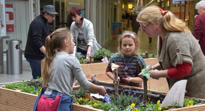 Augsburg, Lebensraum Schwabencenter, Wohnzimmer im Schwabencenter, Pflanzaktion, Foto Cynthia Matuszewski