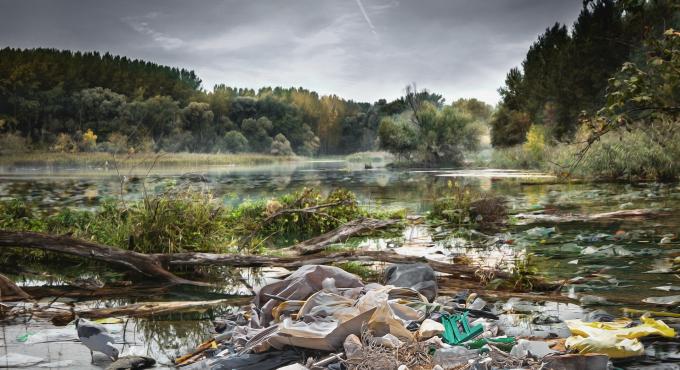 PLastikmüll, Bach, Fluss, Gewässerverschmutzung, Foto: Ria Sopala_auf_pixabay