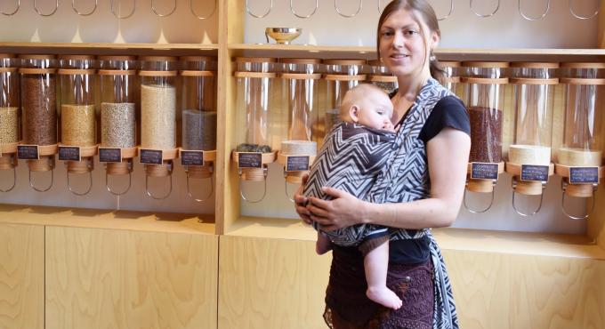 Ramona Dorner, Inhaberin des Ladens rutaNatur unverpackt in Augsburg. Foto: Cynthia Matuszewski