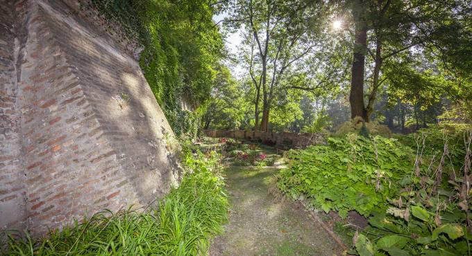 Roter Torwall, Augsburg, kostenloser Ort, Augsburg, Oase in der Stadt, Erholung, Ruhe, Grün in der Stadt, Kanal, Wasser, Kräutergarten, Foto: Norbert Liesz