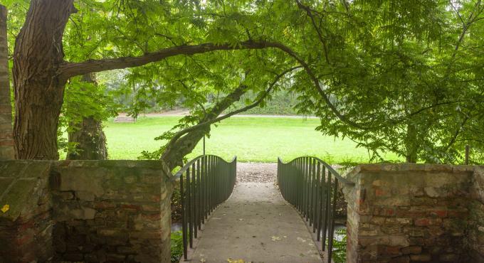 Roter Torwall, Augsburg, kostenloser Ort, Augsburg, Oase in der Stadt, Erholung, Ruhe, Grün in der Stadt, Kanal, Wasser, Kräutergarten, Foto: Norbert Liesz
