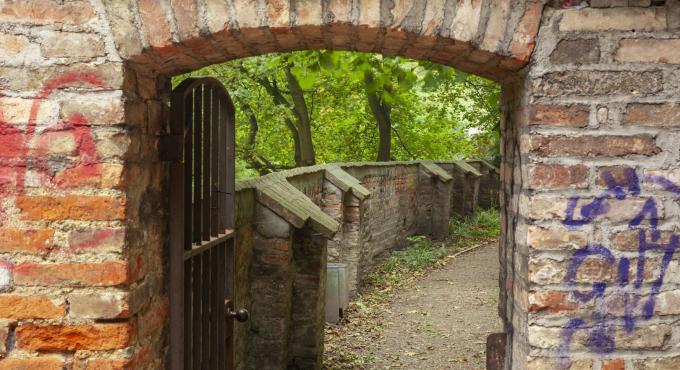 Roter Torwall, Augsburg, kostenloser Ort, Augsburg, Oase in der Stadt, Erholung, Ruhe, Grün in der Stadt, Kanal, Wasser, Kräutergarten, Foto: Norbert Liesz